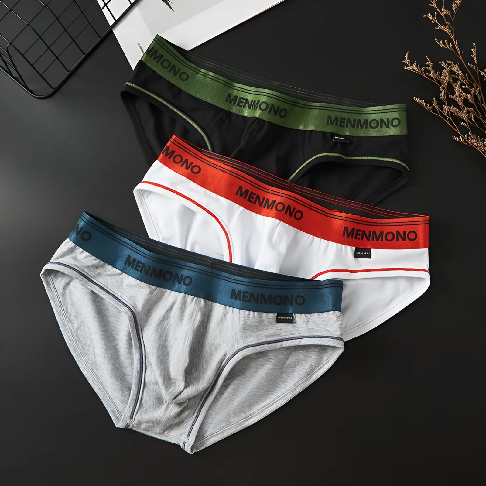 Men's low waist cotton briefs in a two-tone colour on a size guide