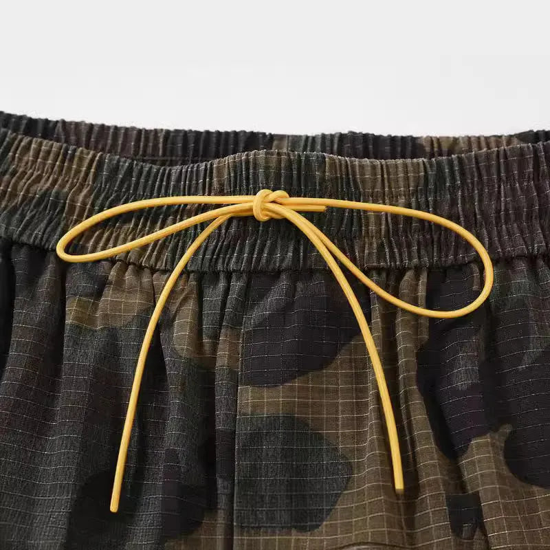 Green H215 cotton camouflage work shorts with multiple bags and a loose, mid-waist fit.