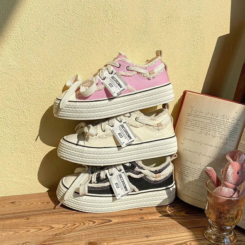 Women's low-top canvas shoes in beige, with rubber sole and flat heel