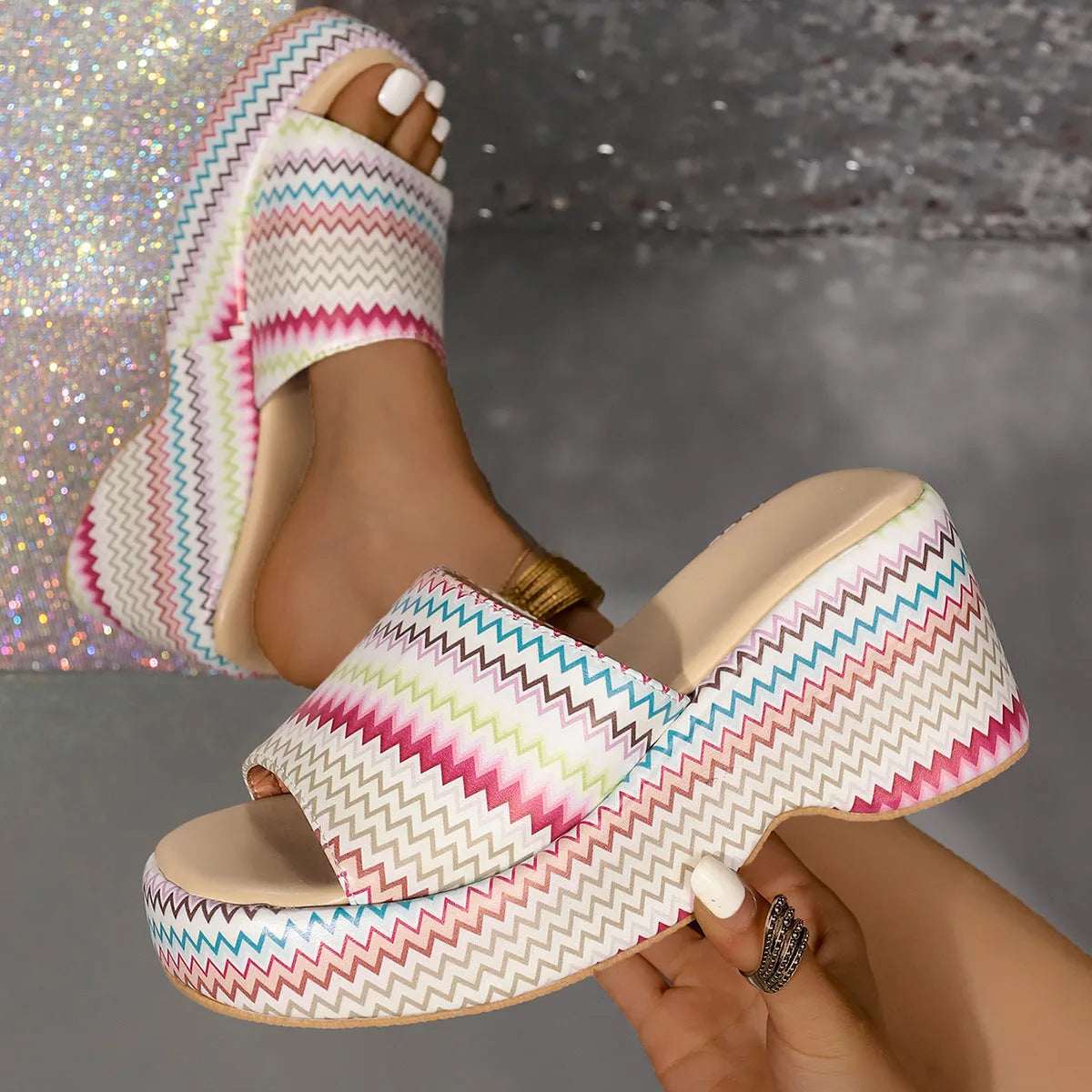 Women's wedge sandals with colourful wave print, thick rubber sole and fish mouth toe shape