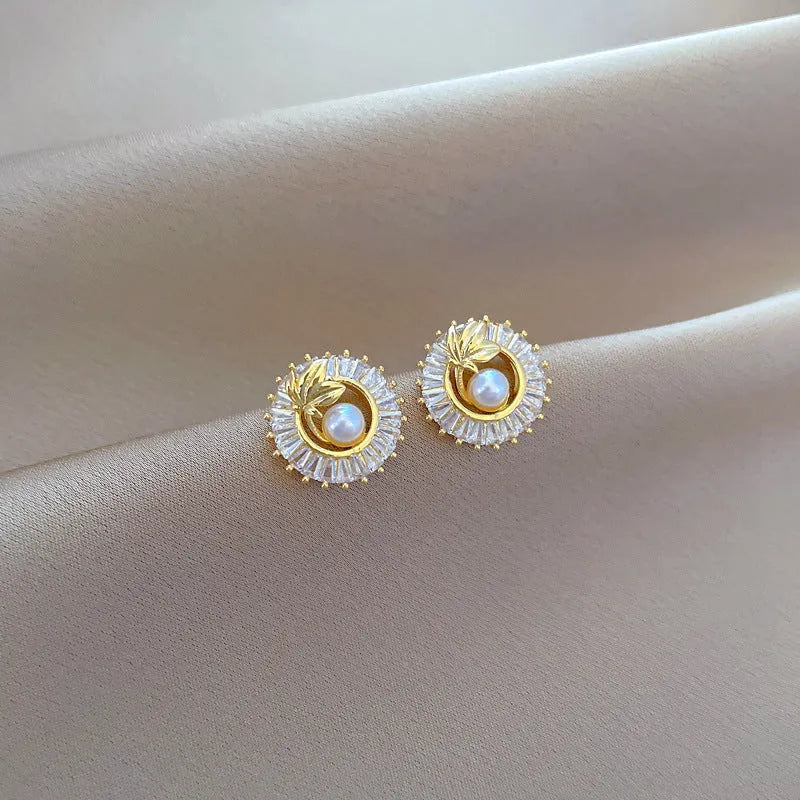 Geometric fashion jewellery set with gold plated copper detailing on titanium steel chain