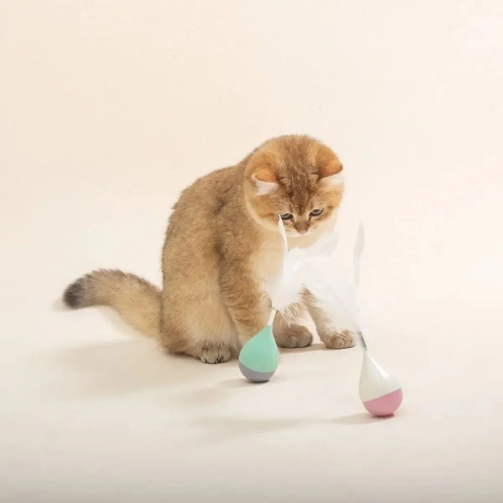 Green feather tumbler cat toy with aluminium alloy construction and goose feather attachment