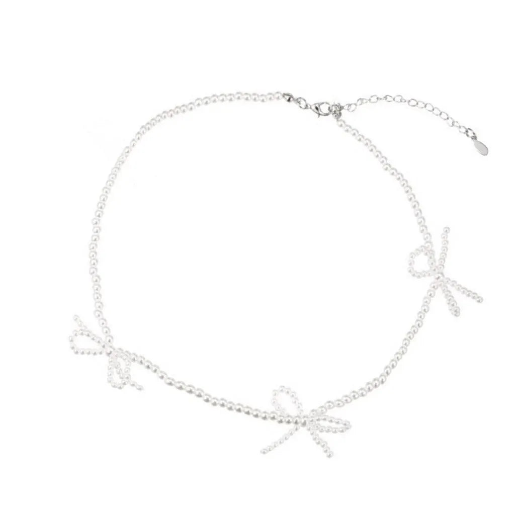 White geometric bow detail on an adjustable imitation pearl necklace for women, chain length 31-40cm.