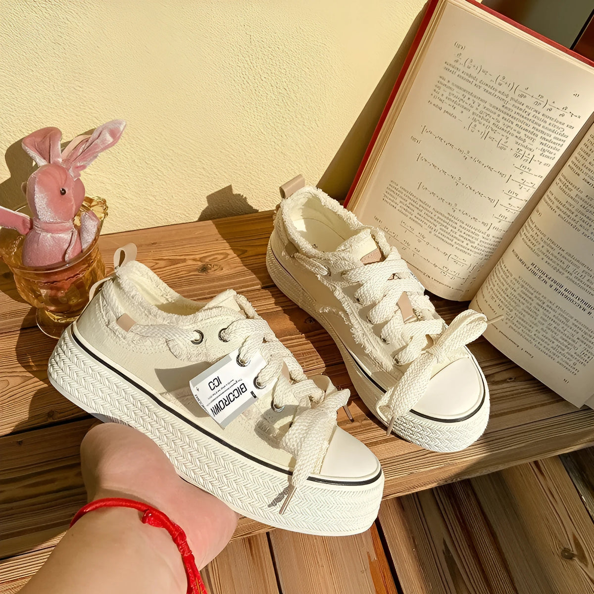 Women's low-top canvas shoes in beige, with rubber sole and flat heel