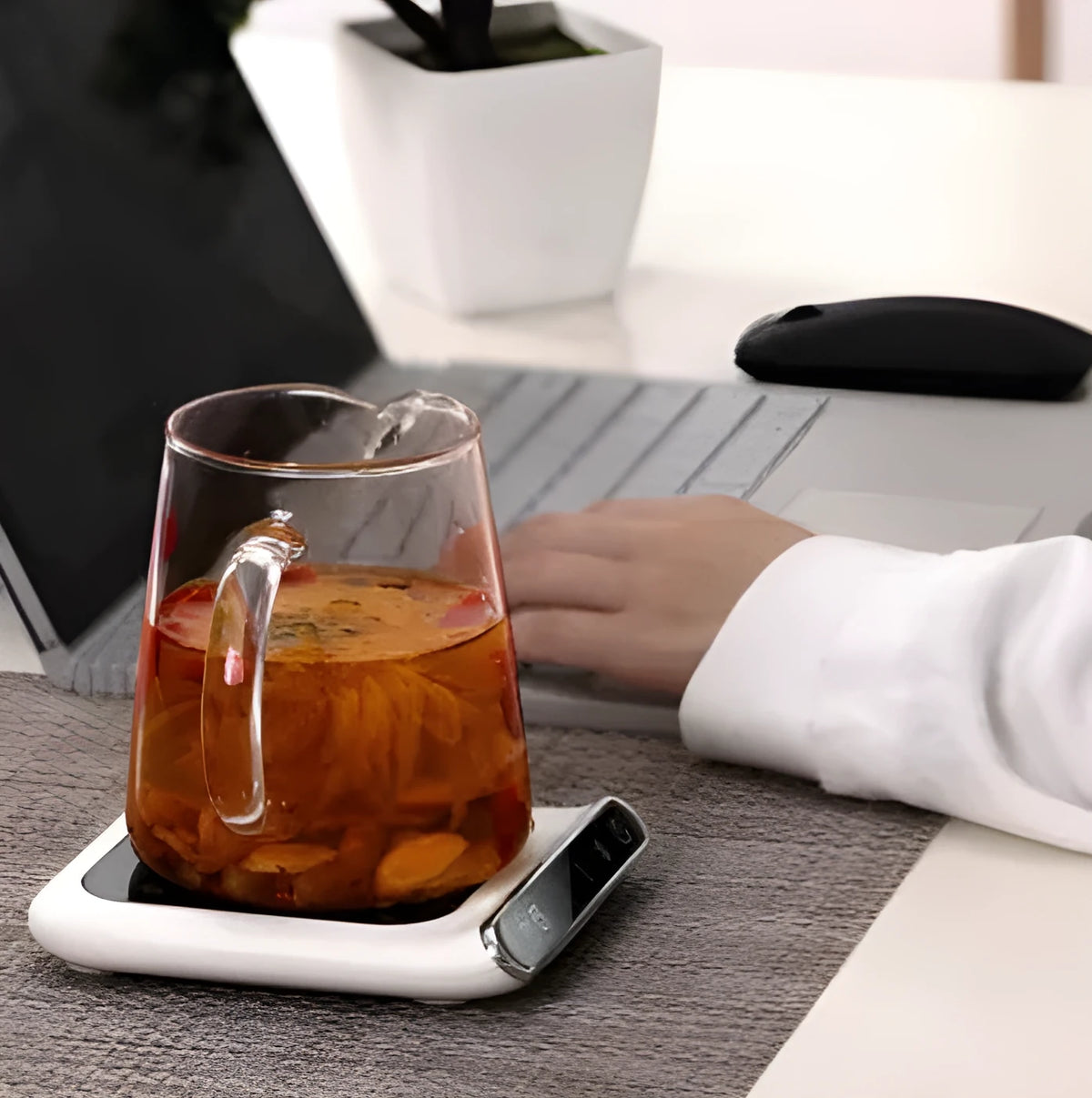 Black 5V USB mini cup warmer, 118x132mm heating coaster with three-speed constant temperature and drinking water reminder