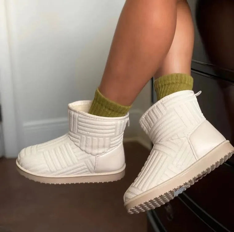Winter ankle boots with cotton upper, flat plastic sole, round toe, mid-upper height, available in four colours.