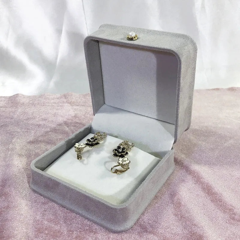 Fashion flannel waist-tight jewellery box with pearl buckle in light green for ring storage