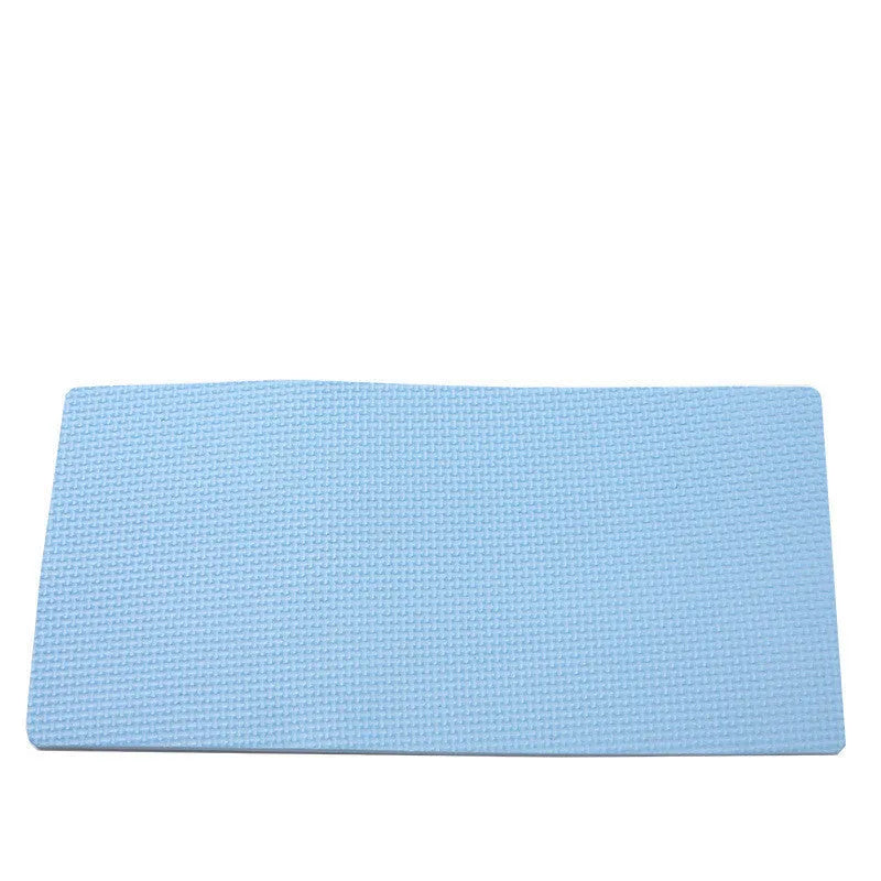 Black and red single-wheel abdominal muscle roller on a home exercise mat with dimensions 9x18x32.5 cm