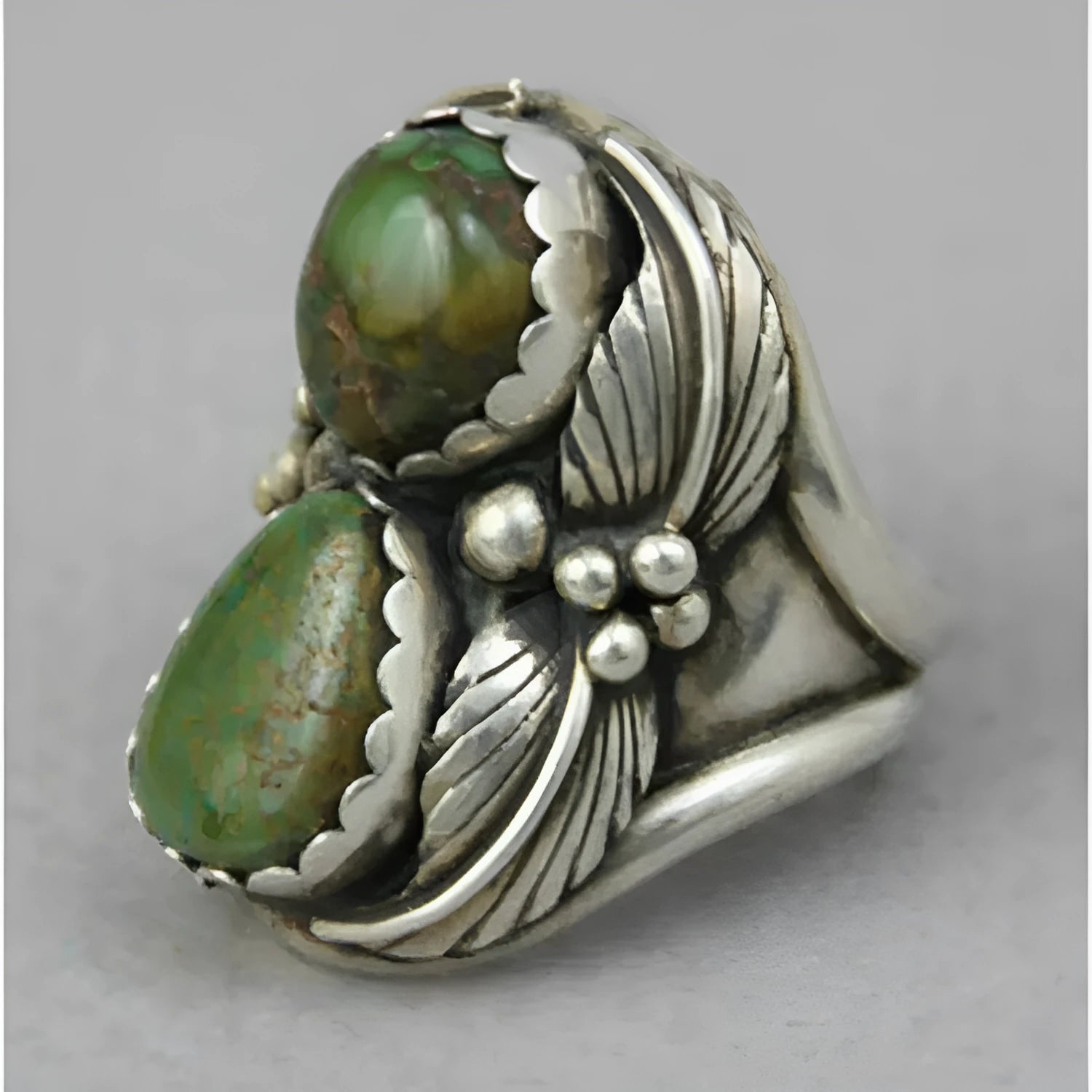 Retro geometric women's ring with a turquoise colour inlay on an electroplated alloy band.