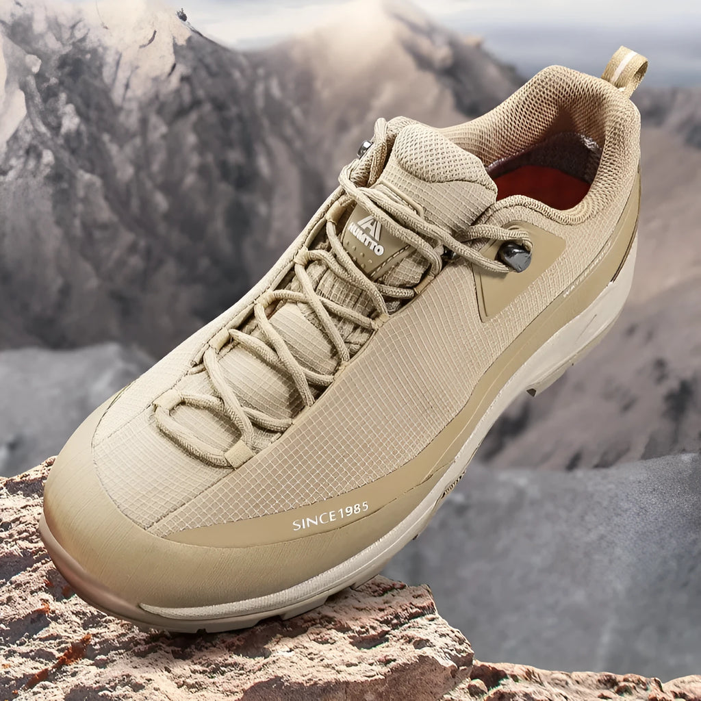Men's low-top mountain climbing shoes with lace-up front and non-slip rubber outsole
