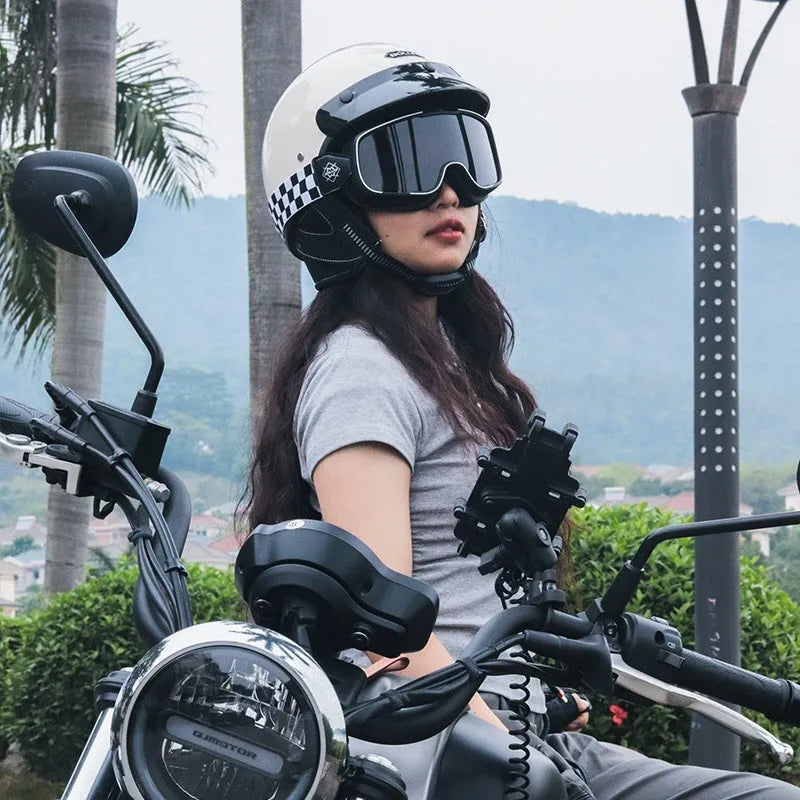 Retro motorcycle helmet in ABS plastic available in four colours and sizes