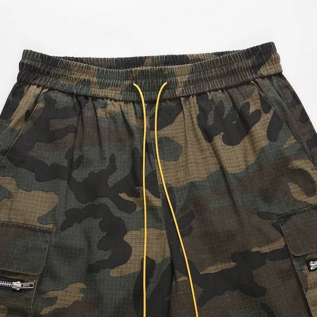 Green H215 cotton camouflage work shorts with multiple bags and a loose, mid-waist fit.