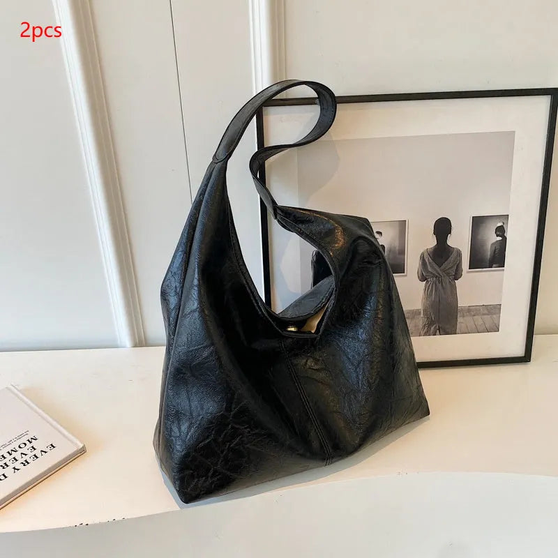 Casual soft PU leather large capacity shoulder bag in street style with sandwich pocket.