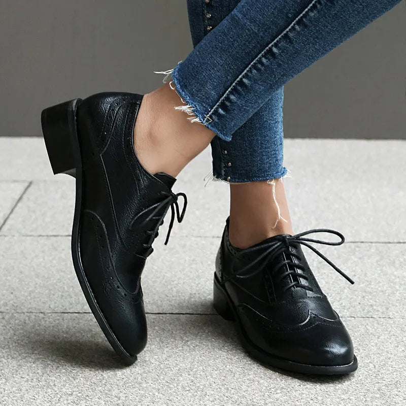 British retro Oxfords casual shoes for women, low platform heel, lace-up, rubber sole, black colour