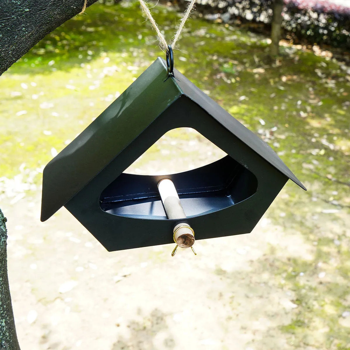 European-style iron bird nest feeder with anti-rain roof for outdoor garden bird shelter