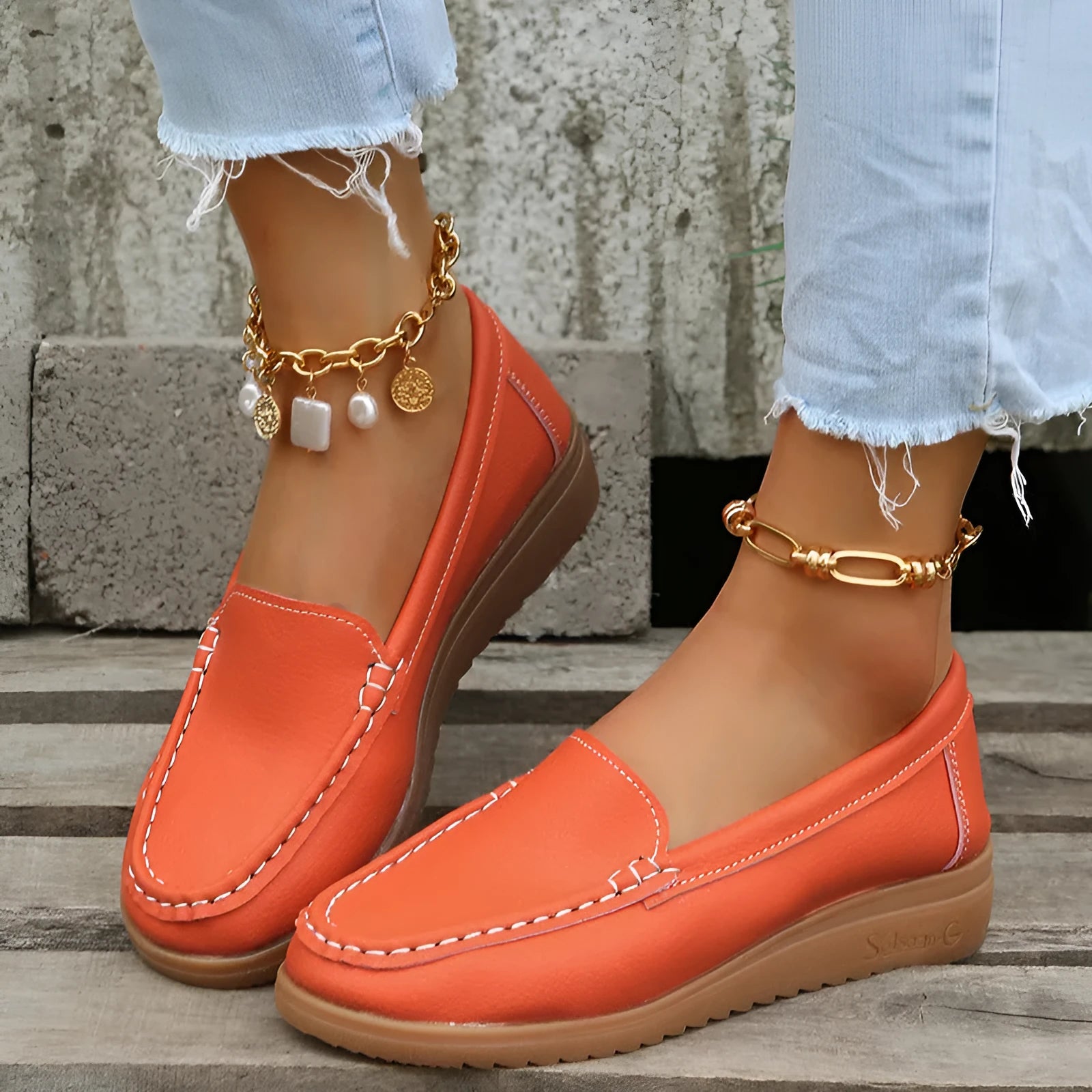 Women's flat loafers in PU leather with round toe and rubber sole, shown in assorted colours.