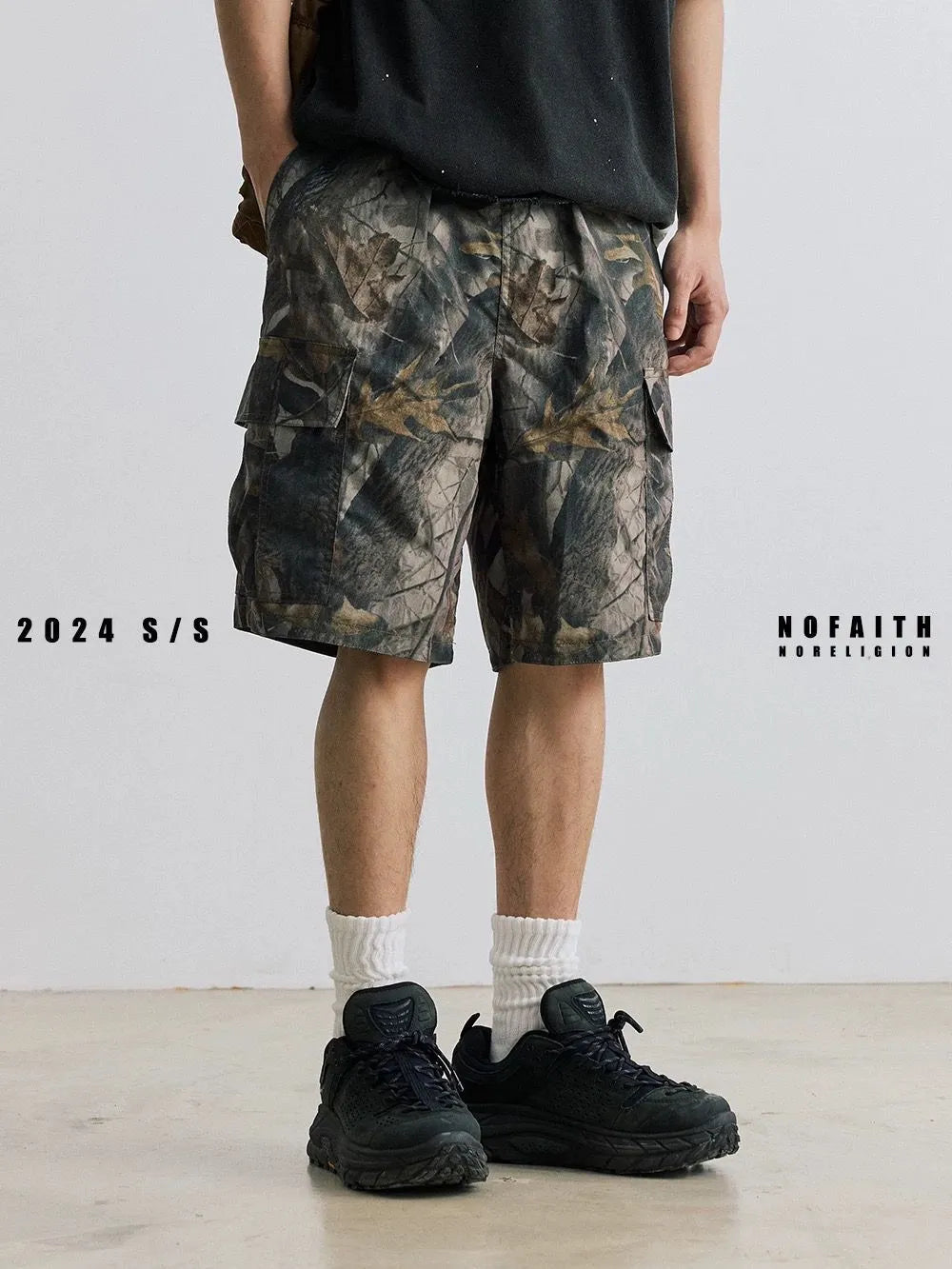 Loose casual straight-leg denim shorts in black or army green colours with elastic waistband