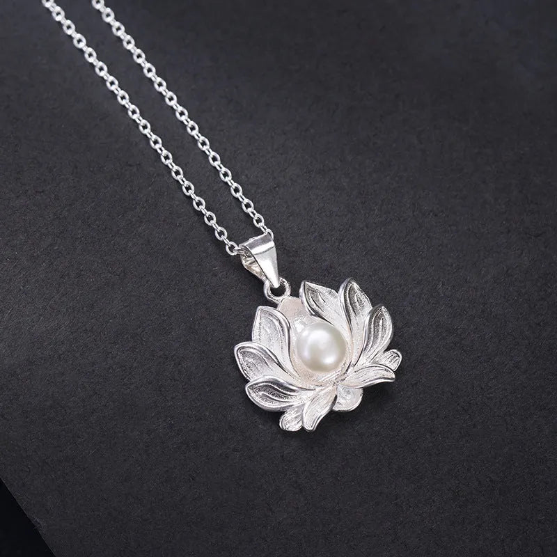Simple pearl lotus women's necklace with 925 silver pendant and pearl inlay in flower shape