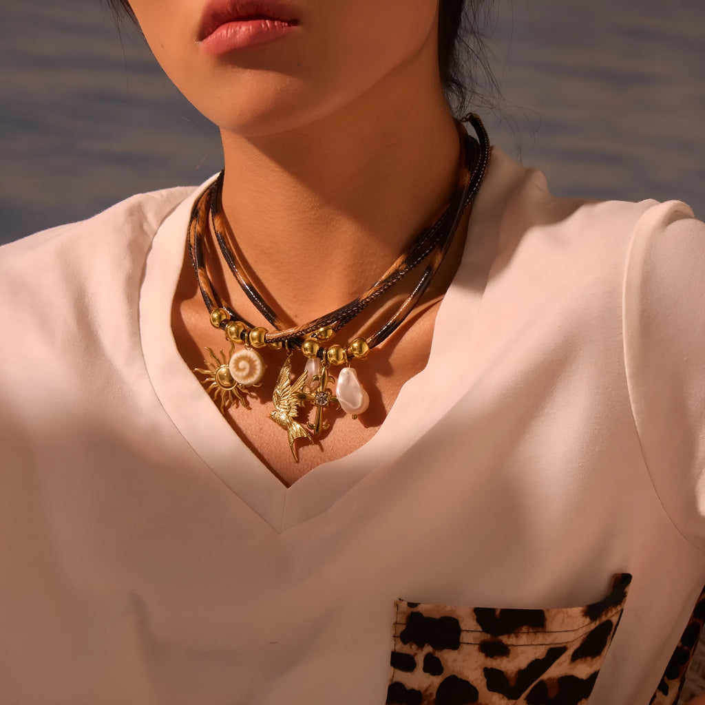 Geometric leopard pendant necklace in 18K gold electroplated stainless steel with adjustable chain
