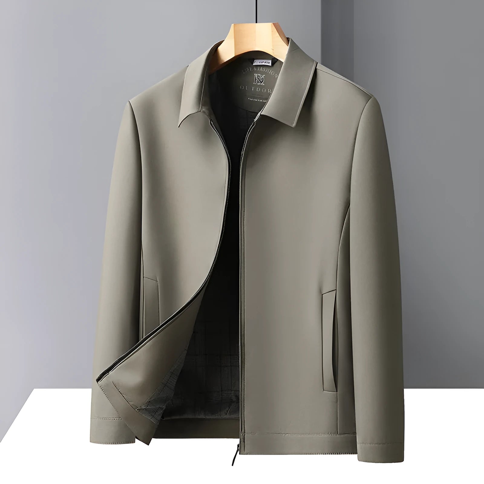 Men's solid colour polo collar casual jacket with side seam pockets in loose fit design