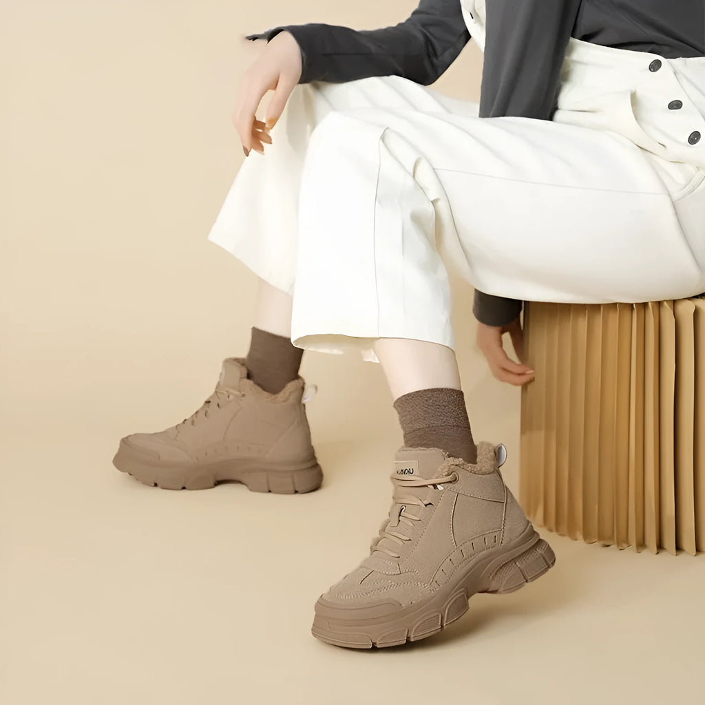 Women's warm snow boots in black with non-slip rubber sole and plus velvet lining in Martin boot style