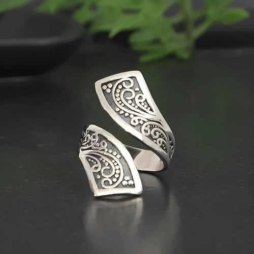 Adjustable opening silver alloy women's ring with electroplated finish