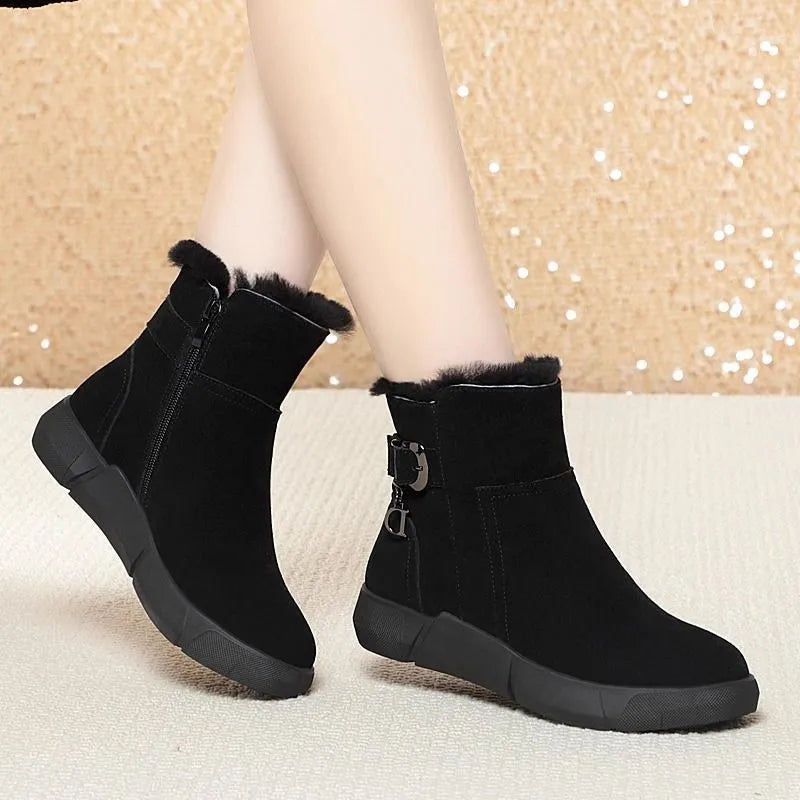 Large size snow boots with cowhide matte leather upper and fur lining in black and army green